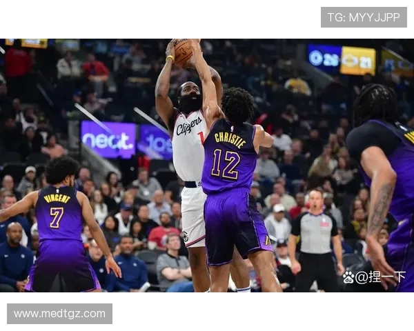 2017年NBA骑士与快船激战回顾：巅峰对决的精彩瞬间与战术分析